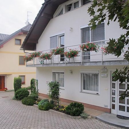 Apartment Sobe Ravbar Ново Место Стая снимка