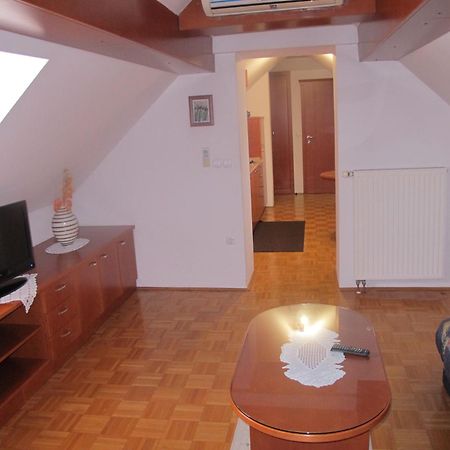 Apartment Sobe Ravbar Ново Место Стая снимка