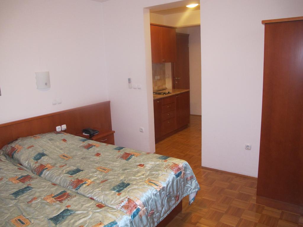 Apartment Sobe Ravbar Ново Место Стая снимка