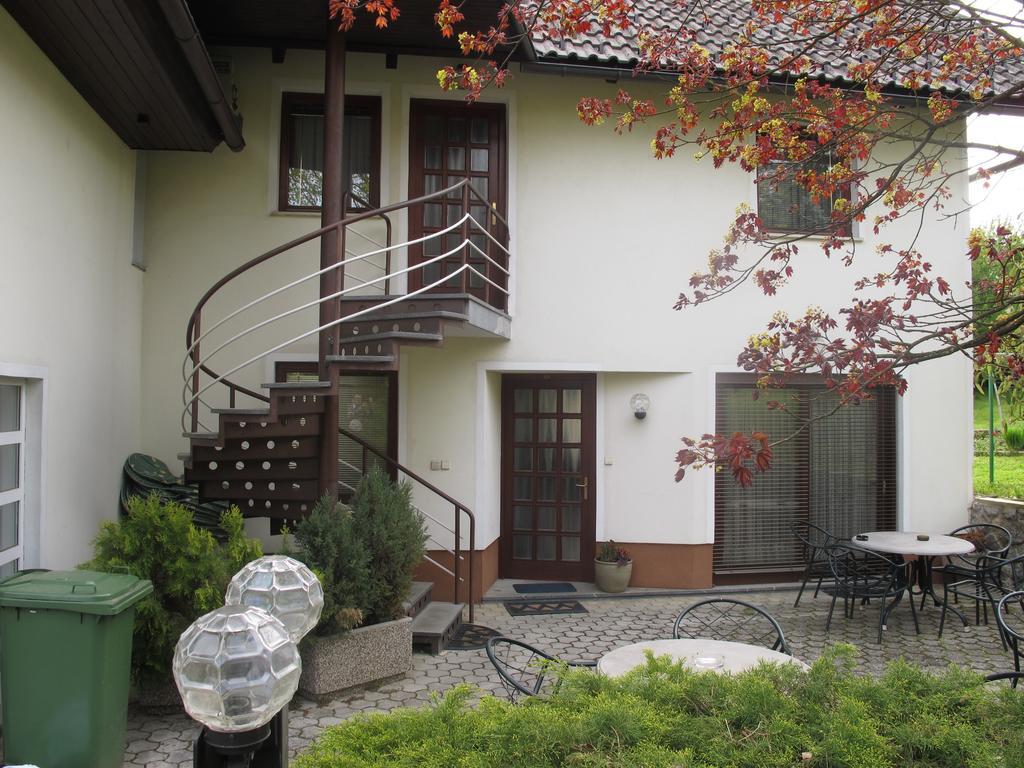 Apartment Sobe Ravbar Ново Место Стая снимка