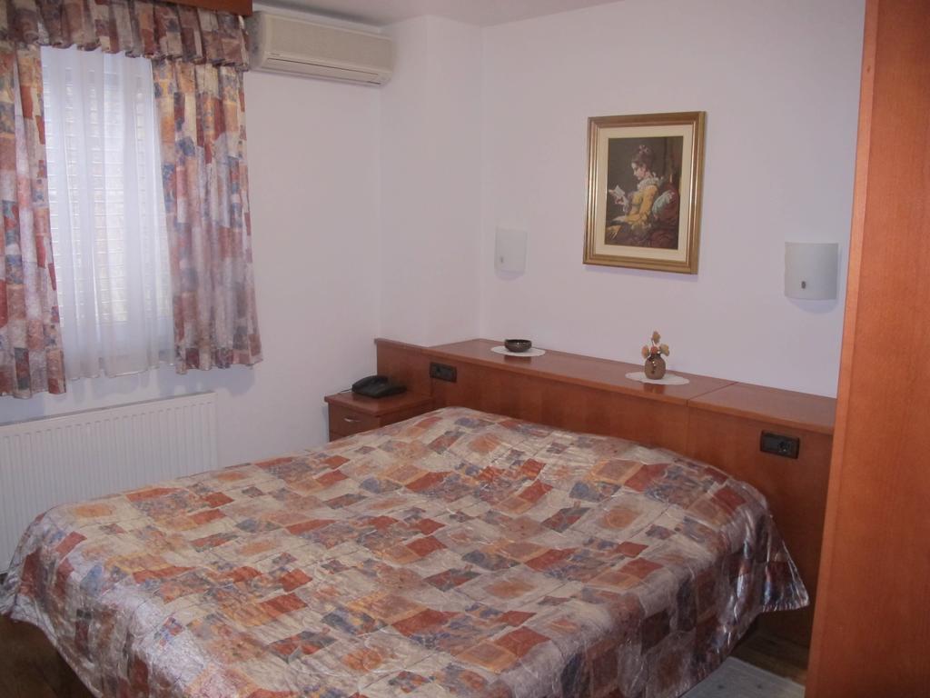 Apartment Sobe Ravbar Ново Место Стая снимка