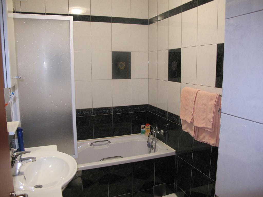 Apartment Sobe Ravbar Ново Место Стая снимка