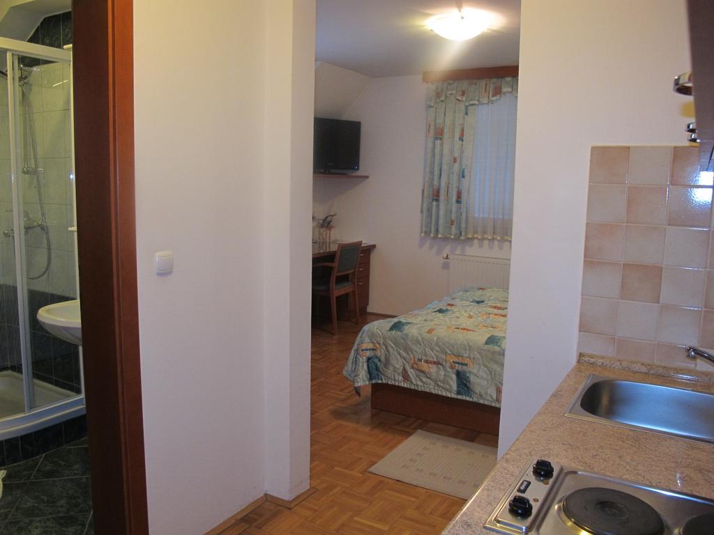 Apartment Sobe Ravbar Ново Место Стая снимка