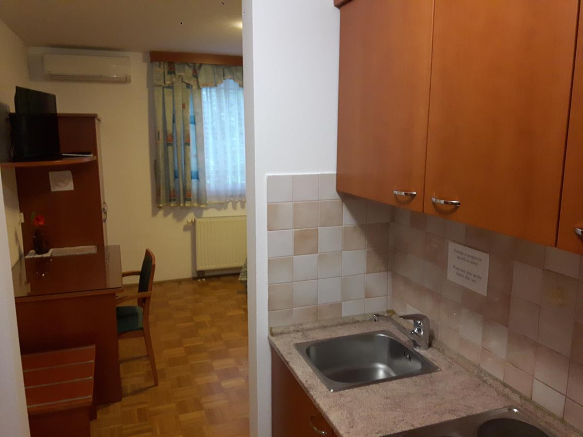 Apartment Sobe Ravbar Ново Место Екстериор снимка