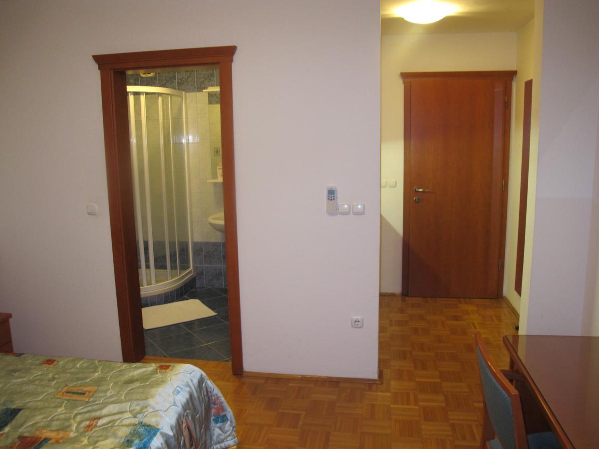 Apartment Sobe Ravbar Ново Место Екстериор снимка